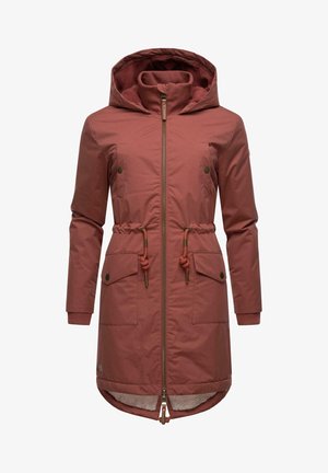 Sarkans-brūns parka jakas ar rāvējslēdzēja aizdari, auklu jostu, divām priekšējām kabatām un polāra vilnas oderi kapucē. Iespējams, ar ribotām piedurknēm.