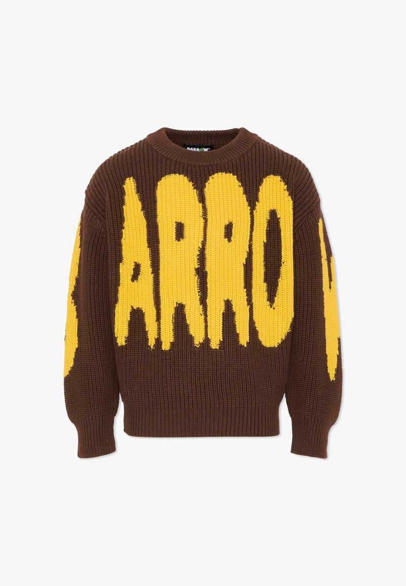 Maglione marrone lavorato a maglia con grandi e audaci lettere gialle che formano la parola "BARROW" sul petto e sulle maniche.