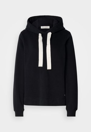 Zwarte hoodie met een voorzak in kangoeroestijl, witte trekkoorden en geribbelde manchetten. Bevat een logolabel nabij de zoom.