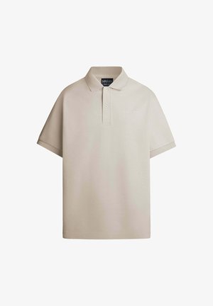 Beige poloshirt met korte mouwen, drie knopen, zachte stof, subtiele logo op de borst en een relaxte pasvorm.