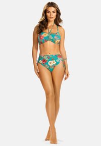 Turkusowy bikini w kwiaty, składający się z topu typu braletka z regulowanymi ramiączkami oraz wysokich majtek z bocznymi wiązaniami, o intensywnym wzorze florystycznym.