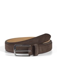 Cinturón de ante marrón con hebilla de metal plateado. Presenta una textura suave y una costura limpia a lo largo de los bordes. Diseño clásico en forma de cono.