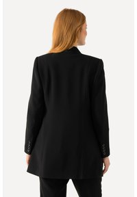 Schwarze Blazer mit tailliertem Design, langen Ärmeln und vier Knöpfen an den Bündchen. Glattes Material und eine strukturierte Passform.