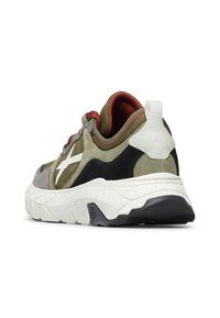 Sneaker chunky avec des panneaux en suède vert olive, noir et gris, une épaisse semelle blanche, une doublure intérieure rouge et une languette de talon blanche.