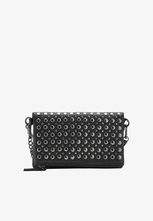 Clutch in pelle nera con borchie circolari in argento, forma rettangolare, tracolla a catena e chiusura a zip sul fondo.
