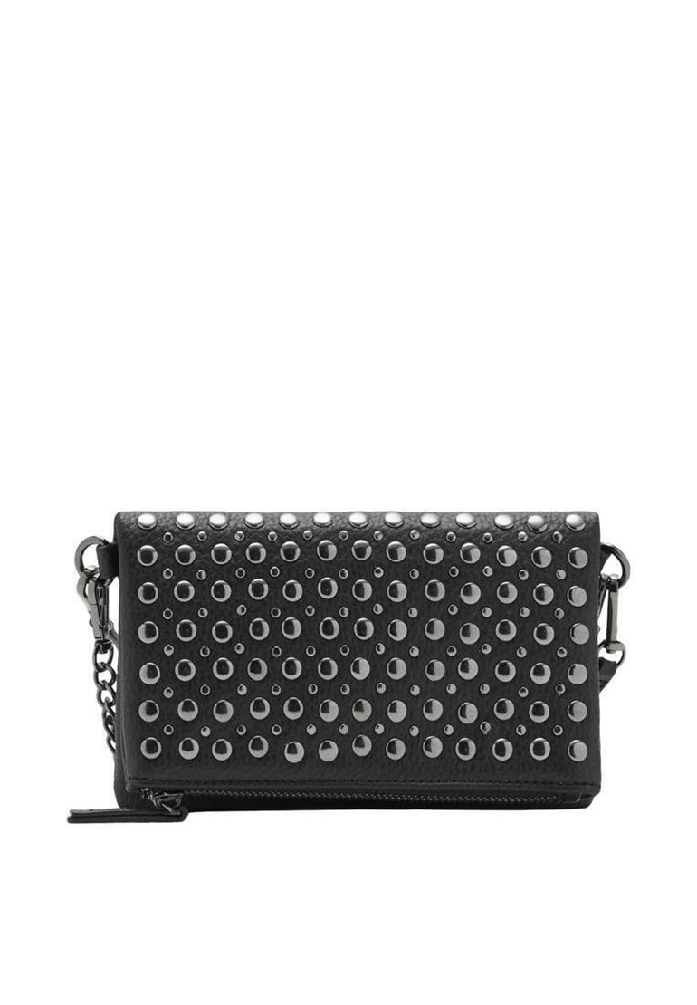 Clutch in pelle nera con borchie circolari in argento, forma rettangolare, tracolla a catena e chiusura a zip sul fondo.