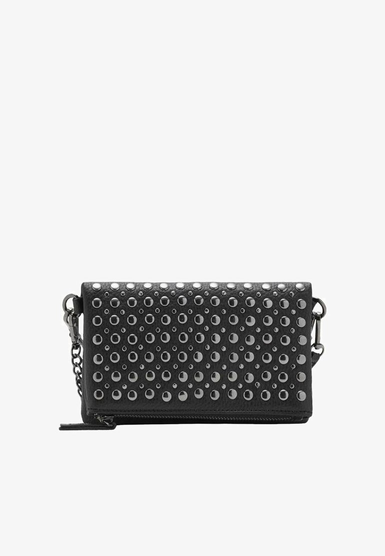 Clutch in pelle nera con borchie circolari in argento, forma rettangolare, tracolla a catena e chiusura a zip sul fondo.