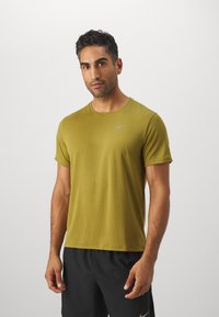 Nike Performance MILER - Spordi T-särk - pacific moss/silver