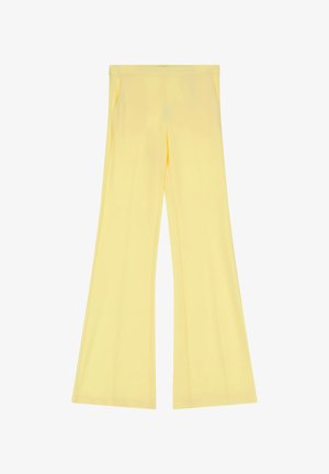 Pantaloni a campana gialli con una texture liscia, caratterizzati da una vita aderente e tasche laterali. Il tessuto sembra leggero ed elastico.