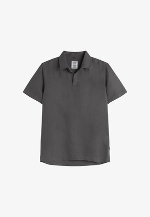 Polo de manga corta gris oscuro con cuello y tapeta parcial de botones, etiqueta de tela ecológica visible en el interior del cuello.