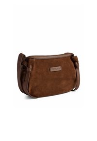 Brun mockaskinn crossbody-väska med läderkanter. Dragkedjestängning, rundad form och en subtil logotyp på framsidan. Slät textur med mjuka kanter.