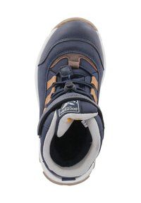 Zapatillas de deporte azul marino con acentos de ante, punta redonda, cordones elásticos y una correa de gancho y bucle. Suela blanca y forro interior texturizado.