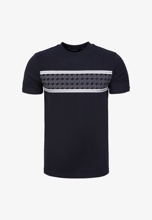 Maglietta nera a maniche corte con motivo geometrico e scritta "KARL LAGERFELD" sul petto racchiusa tra due strisce bianche.