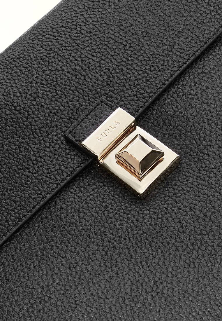 Bolso de mano de cuero negro con un acabado texturizado, herrajes en tono dorado y un cierre en forma de diamante con el logotipo "FURLA".