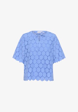 Világoskék csipkés felső rövid fodros ujjakkal, kerek nyakkivágással és megkötős részlettel. A dizájn virágmintákat és fodros széleket tartalmaz.