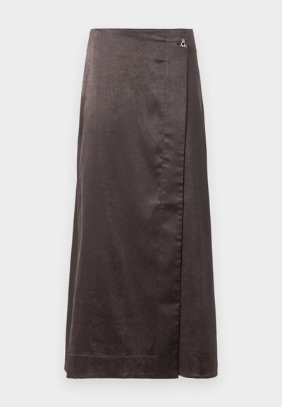 Falda midi de estilo envolvente en marrón oscuro con textura suave y un pequeño cierre triangular metálico en la cintura.