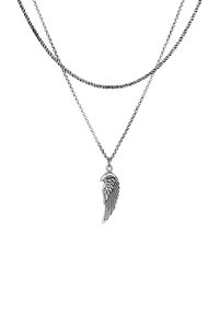 Collana a strati in argento con un pendente a forma di ala dettagliato con texture di piume. Le catene variano in spessore e stile, migliorando l'interesse visivo.