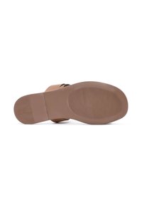 Suela de zapato marrón con una textura lisa, que presenta líneas horizontales para mayor agarre y una punta redondeada. Diseño minimalista sin adornos visibles.