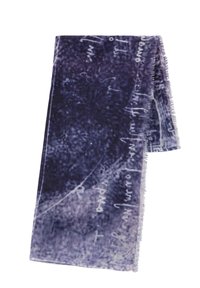 Sciarpa rettangolare realizzata in morbido tessuto di colore viola scuro, con testo bianco scritto a mano e disegni astratti. Rifinita con un bordo frangiato.