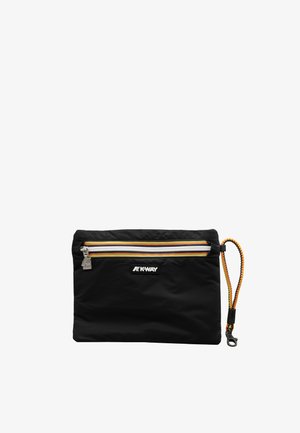 Pochette rettangolare nera con zip a righe multicolori, patch con logo K-Way e cinturino da polso intrecciato arancione e nero attaccato.