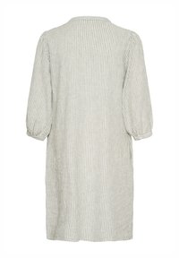 Hellgraues Kleid mit weißen Streifen, Dreiviertel-Puffärmeln, knielangem Saum und rundem Halsausschnitt. Gefertigt aus einem strukturierten Stoff.
