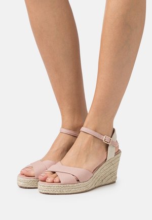 Anna Field, Espadryle