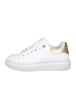 Zapatilla blanca hecha de material sintético con una textura suave, acentos dorados en el talón, punta redonda y suela de goma plana.