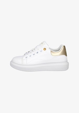 Zapatilla blanca hecha de material sintético con una textura suave, acentos dorados en el talón, punta redonda y suela de goma plana.
