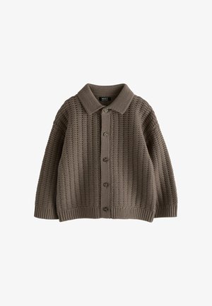 Cardigan marron en maille à manches longues avec col, cinq boutons sur le devant, et poignets et ourlet côtelés.