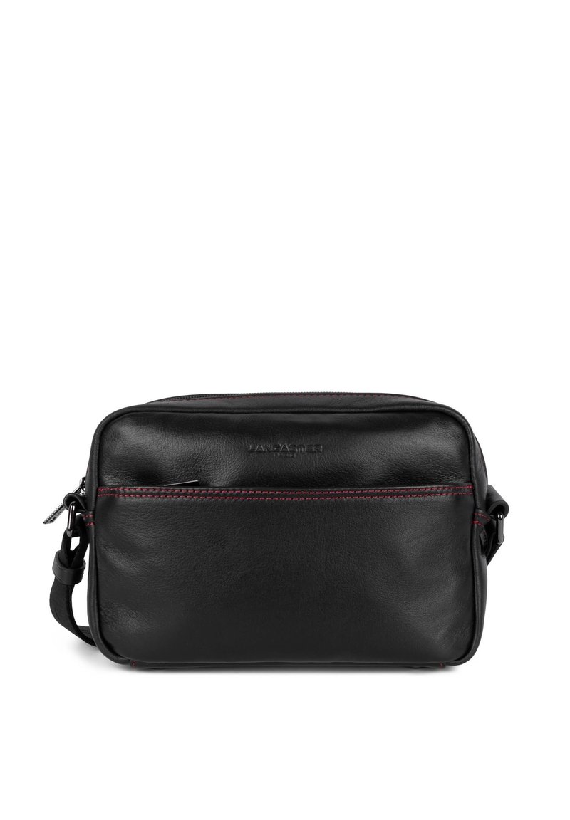 Borsa a tracolla in pelle nera con accenti di cucitura rossa, forma rettangolare, tracolla regolabile e tasca frontale con zip.