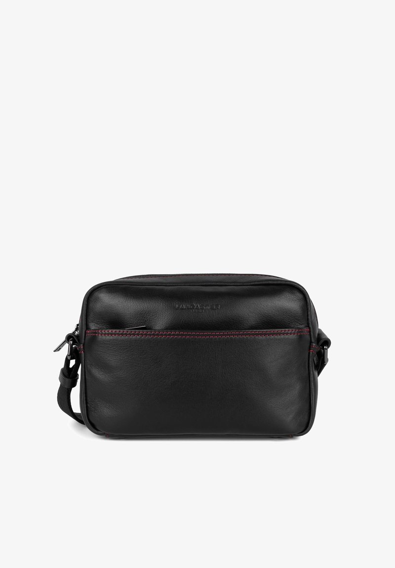Borsa a tracolla in pelle nera con accenti di cucitura rossa, forma rettangolare, tracolla regolabile e tasca frontale con zip.