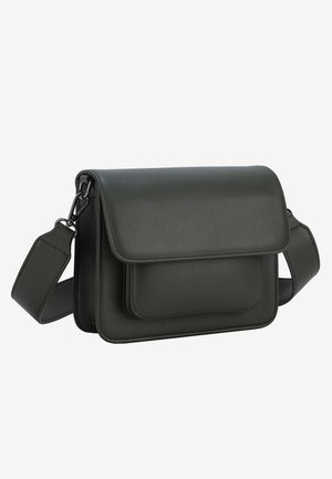 Tmavozelená obdĺžniková crossbody taška so zapínaním na klopu a nastaviteľným ramenným popruhom, odfotená na jednofarebnom svetlom pozadí.