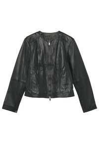 Černá kožená bunda s kulatým výstřihem, předním zapínáním na zip, dlouhými rukávy a detaily s panelovým šitím. Hladká textura, střih na míru.