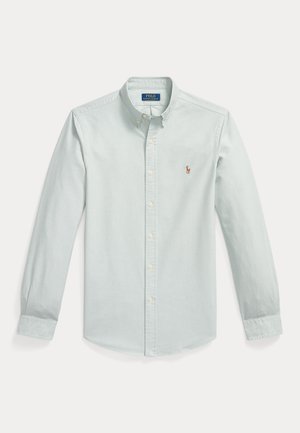 Jasnoniebieska koszula z długim rękawem zapinana na guziki, z zapinanym kołnierzykiem i małym haftowanym logo Polo Ralph Lauren na piersi.