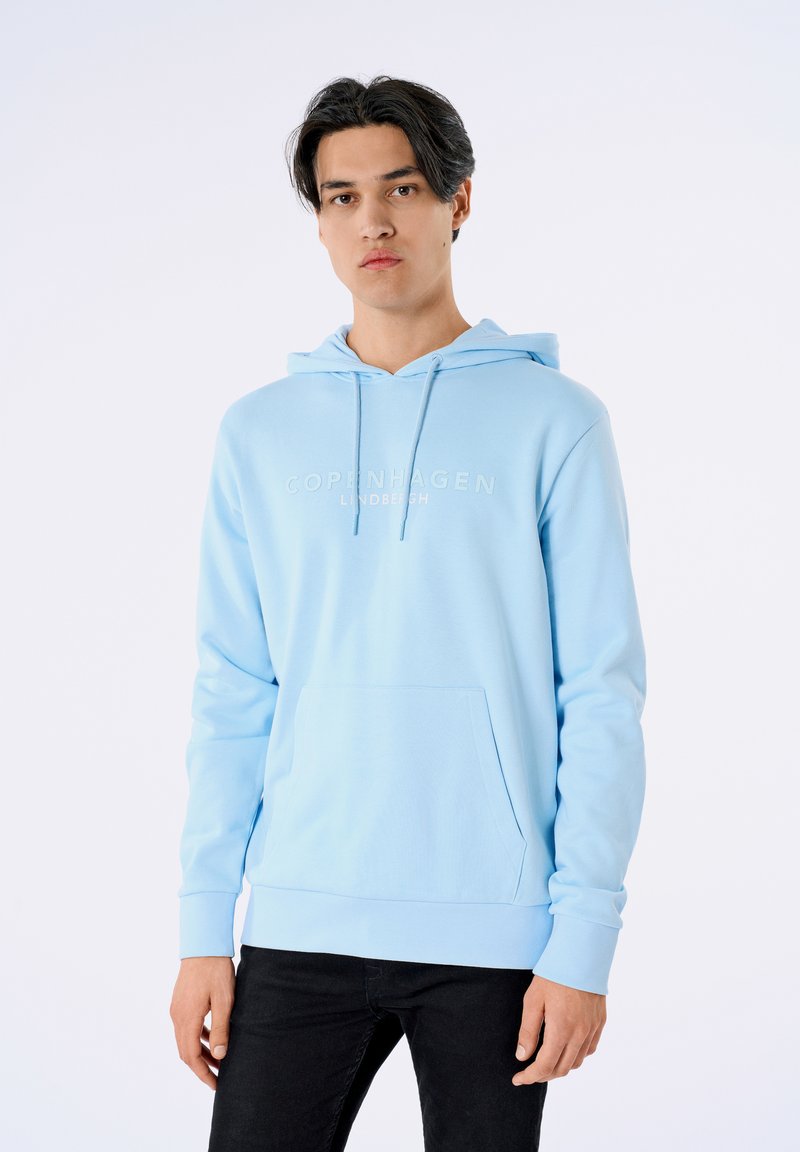 Felpa leggera azzurra con tasca frontale e cappuccio con cordino, caratterizzata da un sottile motivo testuale "COPENHAGEN" sul petto.