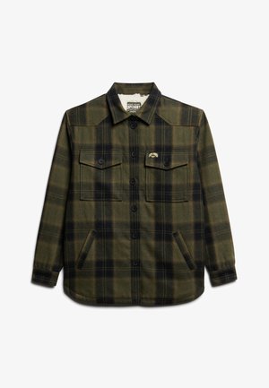 Grüne und schwarze karierte Flanelljacke mit langen Ärmeln, zwei Brusttaschen, schwarzen Knöpfen und einem gewebten Etikett auf der linken Brust.