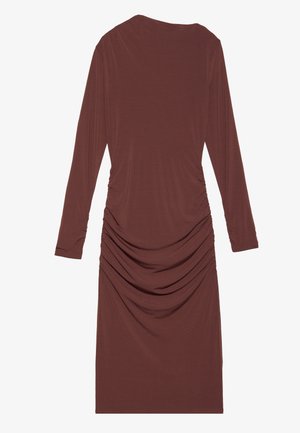Langzaam dress in een diepe bruine stof, met zijsnellingen en een ontspannen silhouet. Soepele textuur, knielange stijl.