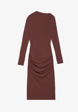 Vestido de manga larga en un tejido marrón profundo, con fruncidos laterales y una silueta relajada. Textura suave, diseño hasta la rodilla.