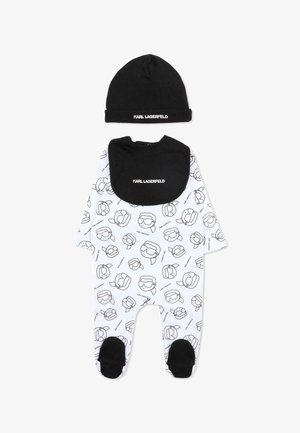 Completo per neonato Karl Lagerfeld in bianco e nero con berretto, bavaglino e tutina con piedi, caratterizzato da un motivo ripetuto con faccia di cartone animato e nome del brand.