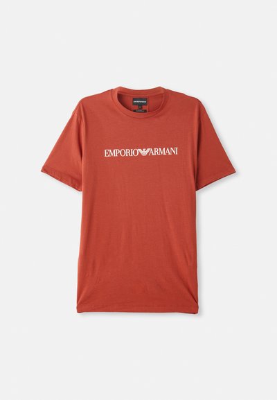 Rudo spalvos trumpa rankovėmarškiniai su apvaliu kaklu ir balta Emporio Armani logotipo tekstu, centruotu krūtinėje, išdėstyti ant baltos fono.