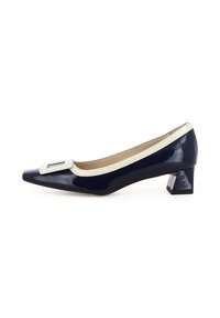 Navy Lackleder-Pumps mit spitzem Zehenbereich, cremefarbenem Besatz, einem rechteckigen Akzent auf dem Riemen und einem niedrigen Blockabsatz.