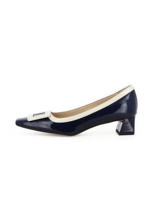 Marine laklederen pumps met een spitse neus, crèmekleurige bies, een rechthoekig accent op de voorkant en een lage blokhak.