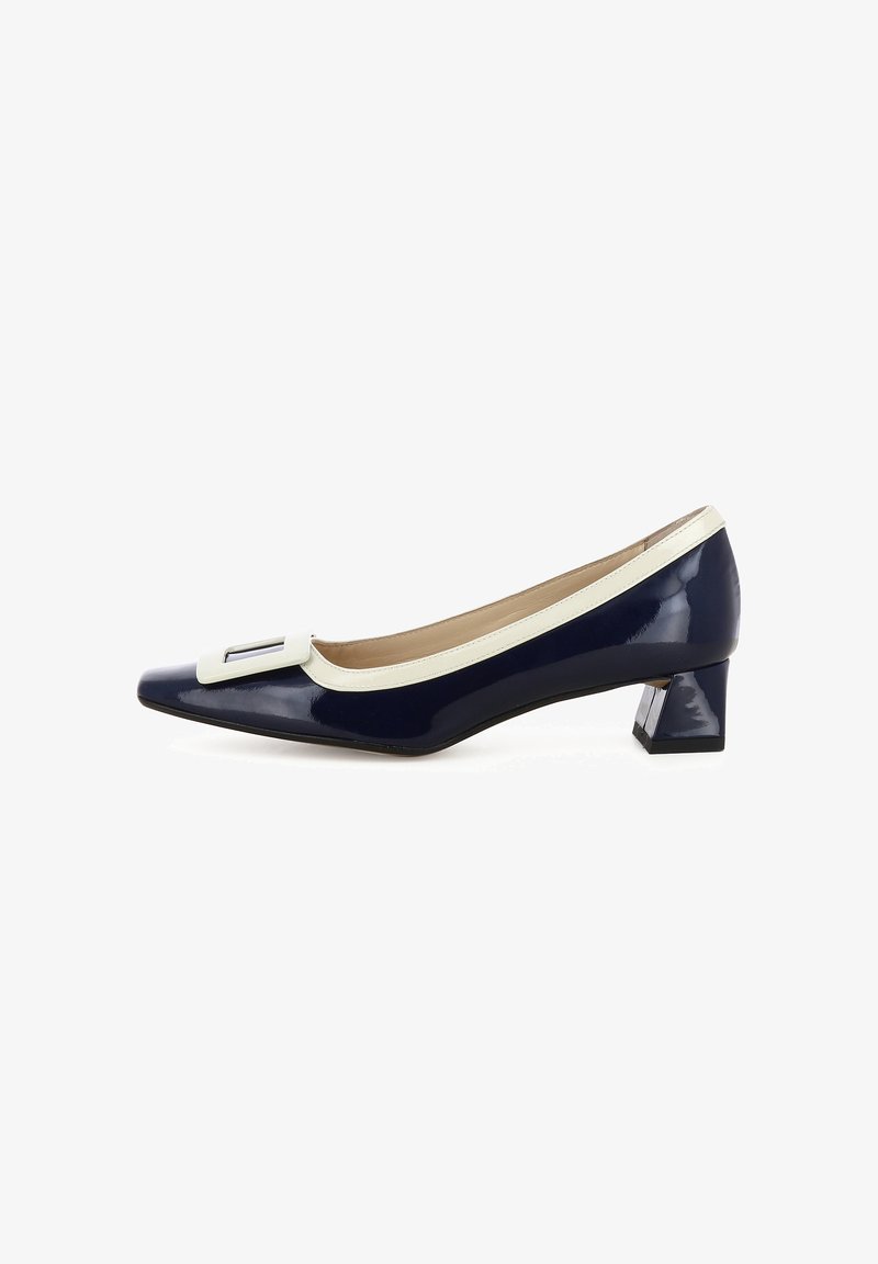 Navy Lackleder-Pumps mit spitzem Zehenbereich, cremefarbenem Besatz, einem rechteckigen Akzent auf dem Riemen und einem niedrigen Blockabsatz.
