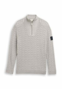 Pull en maille gris clair avec un design à col zippé, un motif de câble texturé, des poignets côtelés et une patte en tissu sur une manche.