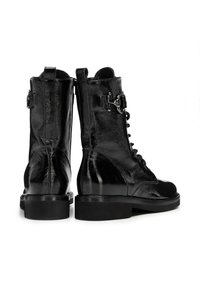Botas de tobillo de charol negro con cordones en la parte frontal, detalle de hebilla lateral y un sólido tacón cuadrado. Textura suave y acabado pulido.