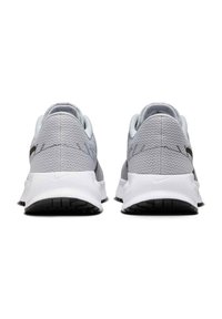 Szare siatkowe buty sportowe z białą podeszwą, o minimalistycznym designie, subtelnych czarnych akcentach i wyściełanym kołnierzem dla wygody.