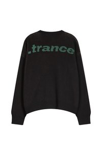 Pulover negru tricotat cu umeri lăsați, manșete și tiv cu model canalé. Prezintă textul verde ".trance" expus pe spate.