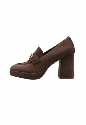 Mocassin plateforme en daim marron avec talon bloc et détail de boucle métallique sur la tige, vue de côté sur fond blanc.