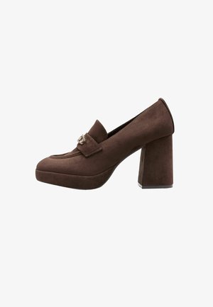 Pruun seemisnahast platvormiga loafer-plaats, plokktallaga ja metallist pandlaga detailidega pealepool, valgel taustal küljevaates.