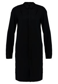 Robe chemise noire à manches longues en tissu lisse, dotée d'un devant boutonné, d'un col et d'une fente sur les côtés pour faciliter les mouvements.